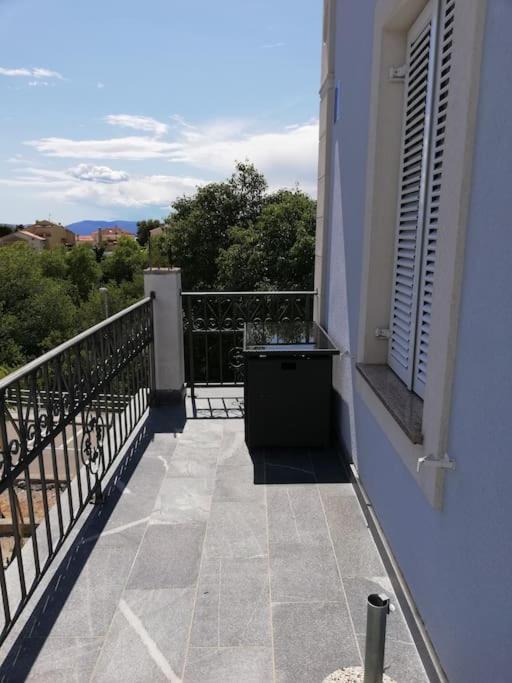 Villa Ajda - Orange Room Omišalj Εξωτερικό φωτογραφία